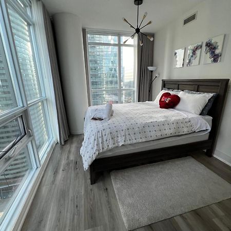 Prestigious 2-Bdrm Condo - Across From Scotiabank Arena Toronto Buitenkant foto