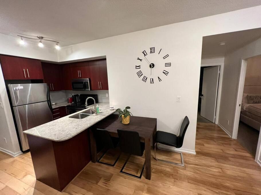Prestigious 2-Bdrm Condo - Across From Scotiabank Arena Toronto Buitenkant foto