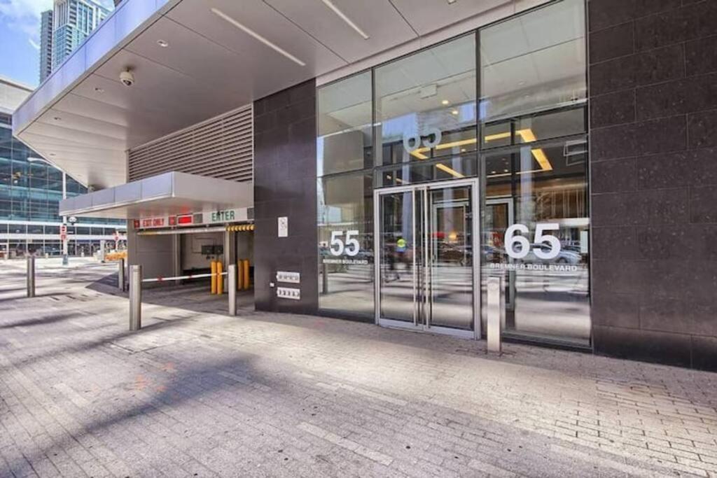 Prestigious 2-Bdrm Condo - Across From Scotiabank Arena Toronto Buitenkant foto