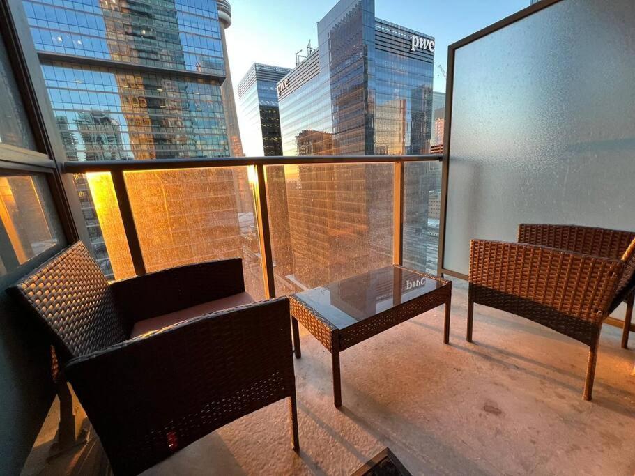 Prestigious 2-Bdrm Condo - Across From Scotiabank Arena Toronto Buitenkant foto