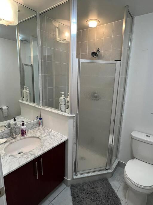 Prestigious 2-Bdrm Condo - Across From Scotiabank Arena Toronto Buitenkant foto