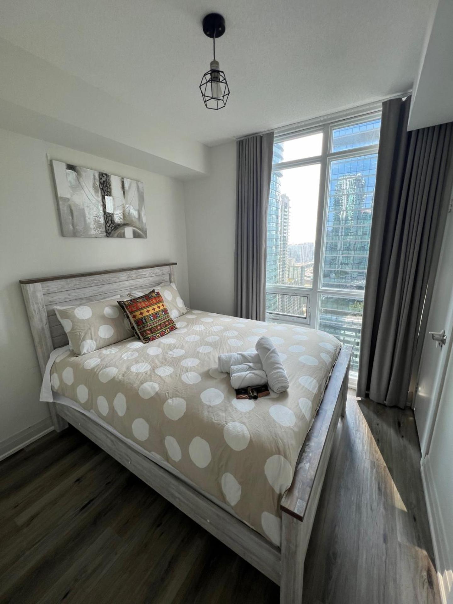 Prestigious 2-Bdrm Condo - Across From Scotiabank Arena Toronto Buitenkant foto