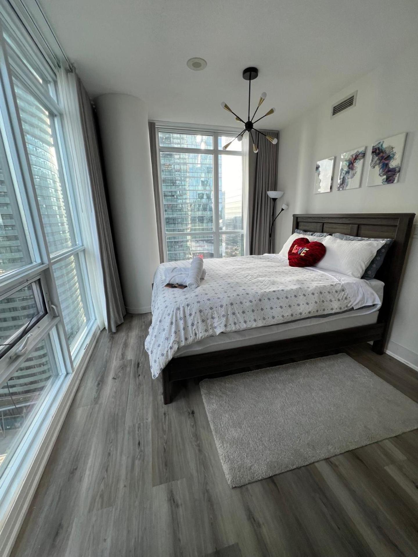 Prestigious 2-Bdrm Condo - Across From Scotiabank Arena Toronto Buitenkant foto