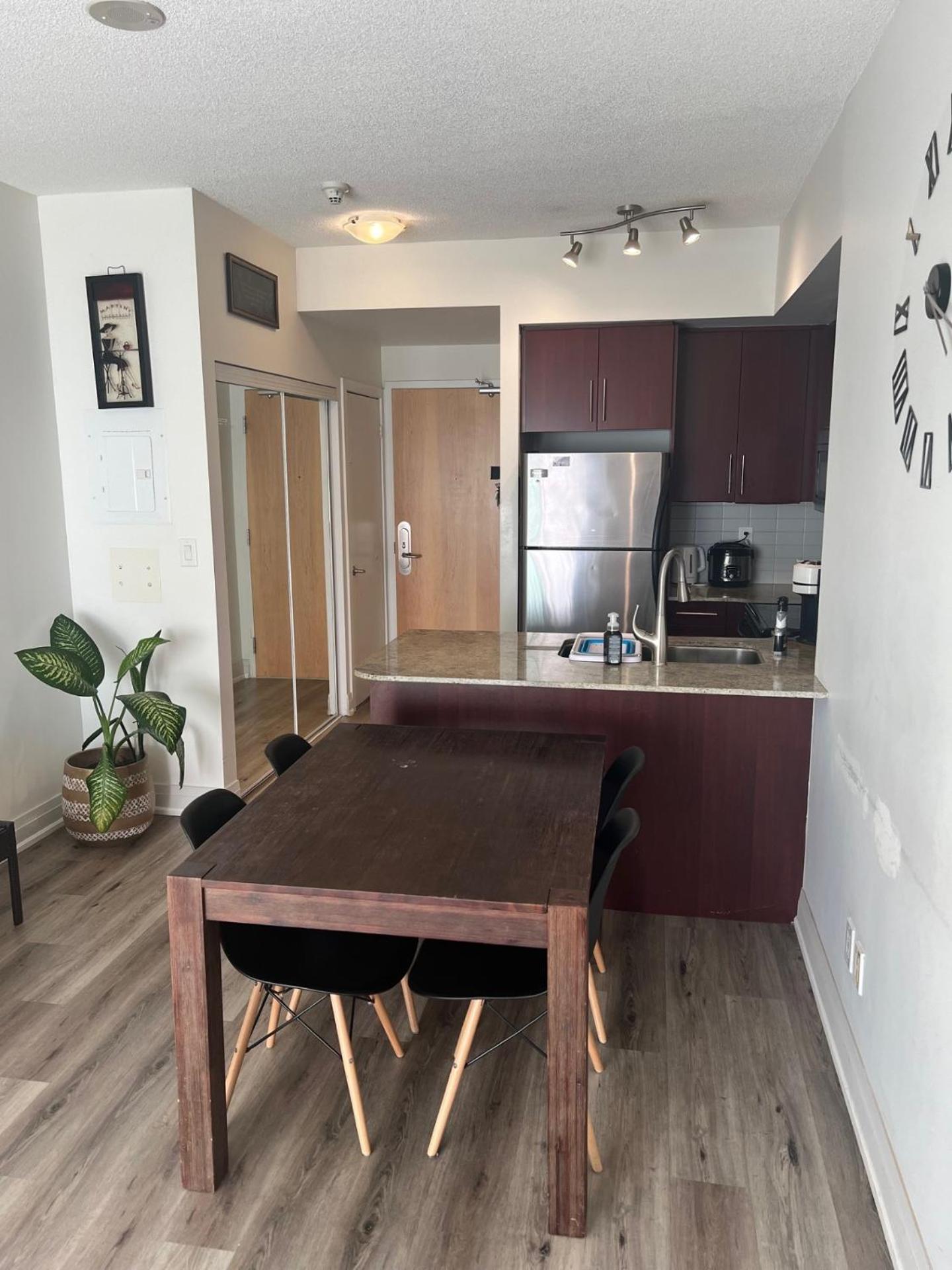 Prestigious 2-Bdrm Condo - Across From Scotiabank Arena Toronto Buitenkant foto